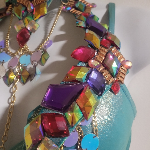 Trinidad Carnival festival set - Picture 4 of 7